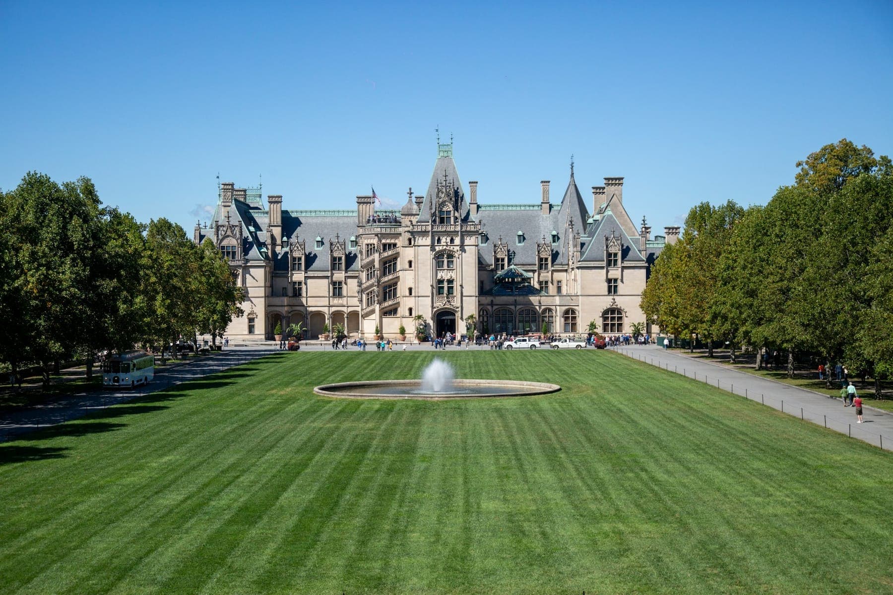 The Biltmore House across its front lawn and fountain